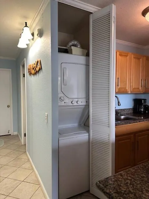 Maui Vista. 1 Bedroom Fully Furnished Condo Across From Kam 1 Beach. Walking Distance To Restaurants And Shops. Kihei
