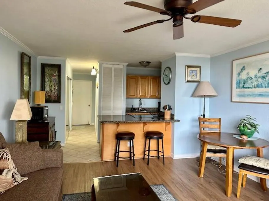 Maui Vista. 1 Bedroom Fully Furnished Condo Across From Kam 1 Beach. Walking Distance To Restaurants And Shops. Kihei